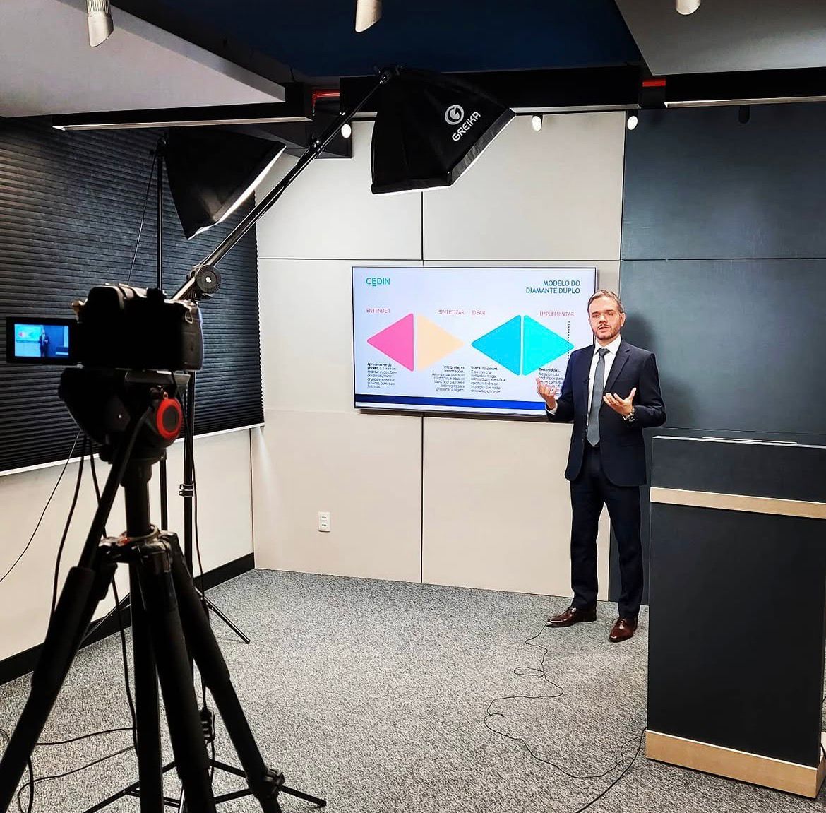 Dr. Sousa Bruno ministrando aula em estúdio de gravação